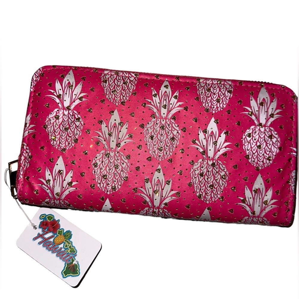 NWT Pink women’s wallet with pineapple print on it and tiny heart shape ❤️